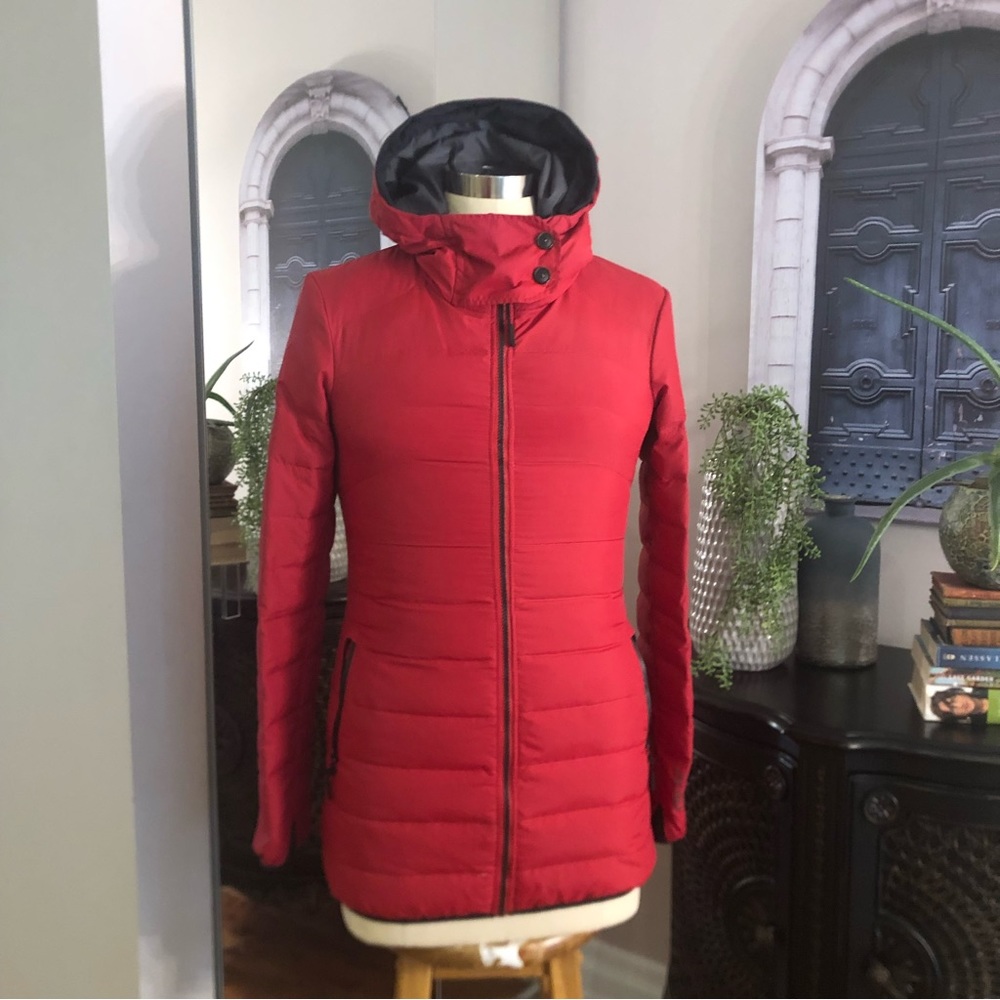 Bench red puffer 3/4 jacket with adjustable hood
Size M